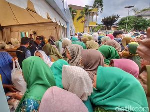 Warga Solokan Jeruk Berebut Beras Murah di Ponpes Saadatuddaroin