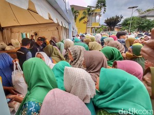 Warga Solokan Jeruk Berebut Beras Murah di Ponpes Saadatuddaroin
