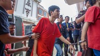 Fandi Ramadhan bersama lima terdakwa lainnya yakni Hasiholan Samosir, Richard Halomoan, Leo Chandra Samosir serta dua terdakwa yang merupakan warga negara Thailand, Weerapat Phongwan dan Teerapong Lekpradube menjalani sidang putusan dengan tuntutan maksimal hukuman mati di pengadilan tersebut. ANTARA FOTO/Teguh Prihatna