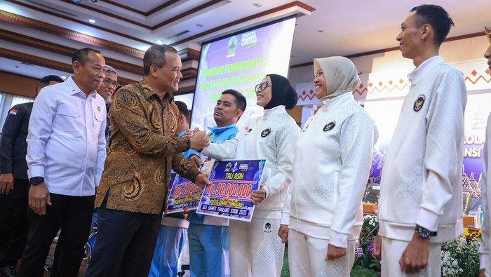 Ahmad Luthfi Beri Tali Asih Rp 4,9 M ke Atlet & Pelatih Berprestasi Jateng