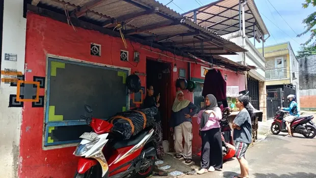 TKP pencurian uang takziah dengan modus berpura-pura sebagai pelayat di Kampung Dukuh, Kramat Jati, Jaktim (ANTARA/Siti N)