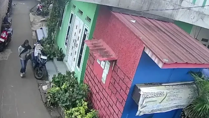 **Wanita Pura-Pura Melayat, Curi Uang Takziah, Jejaknya Terkuak!**