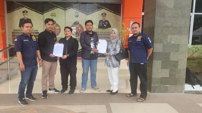 Aliansi mahasiswa Gresik melaporkan PT Pos atas dugaan perusakan bangunan cagar budaya.