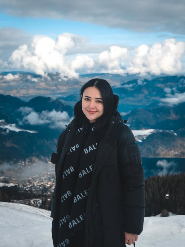 Amanda Manopo beberapa waktu lalu bertolak ke Eropa untuk baby moon bersama suaminya. Meski simpel, penampilan bumil satu ini tetap terlihat stylish dan elegan. Seperti dalam foto, Amanda tampil serba hitam kenakan Paradigm Expedition Parka Black Label dari Canada Goose yang harganya sekitar Rp 40 jutaan. Ia juga memadukannya dengan Balenciaga Logo Intarsia Wool Scarf yang harganya sekitar Rp 20 juta. Foto: Instagram/@amandamanopo