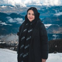 Amanda Manopo beberapa waktu lalu bertolak ke Eropa untuk baby moon bersama suaminya. Meski simpel, penampilan bumil satu ini tetap terlihat stylish dan elegan. Seperti dalam foto, Amanda tampil serba hitam kenakan Paradigm Expedition Parka Black Label dari Canada Goose yang harganya sekitar Rp 40 jutaan. Ia juga memadukannya dengan Balenciaga Logo Intarsia Wool Scarf yang harganya sekitar Rp 20 juta. Foto: Instagram/@amandamanopo