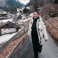 Di kesempatan berbeda, Amanda kembali mengenakan jaket parka dari Canada Goose, namun kali ini berwarna putih. Jaket parka yang dikenakan Amanda itu diperkirakan berharga mencapai Rp 28 juta. Ia kemudian memadukannya dengan dalaman turtle neck dan celana panjang. Foto: Instagram/@amandamanopo