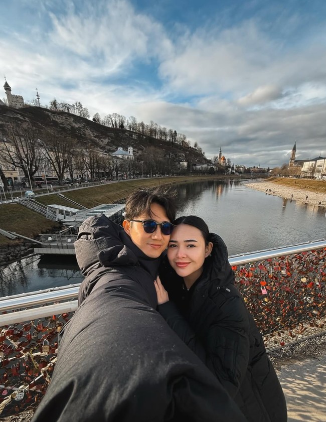 Dari keterangan unggahan diketahui Amanda dan Kenny berkeliling ke 3 negara di eropa, yaitu Austria, Switzerland, dan Italia. Foto: Instagram/@amandamanopo