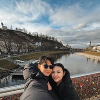 Dari keterangan unggahan diketahui Amanda dan Kenny berkeliling ke 3 negara di eropa, yaitu Austria, Switzerland, dan Italia. Foto: Instagram/@amandamanopo