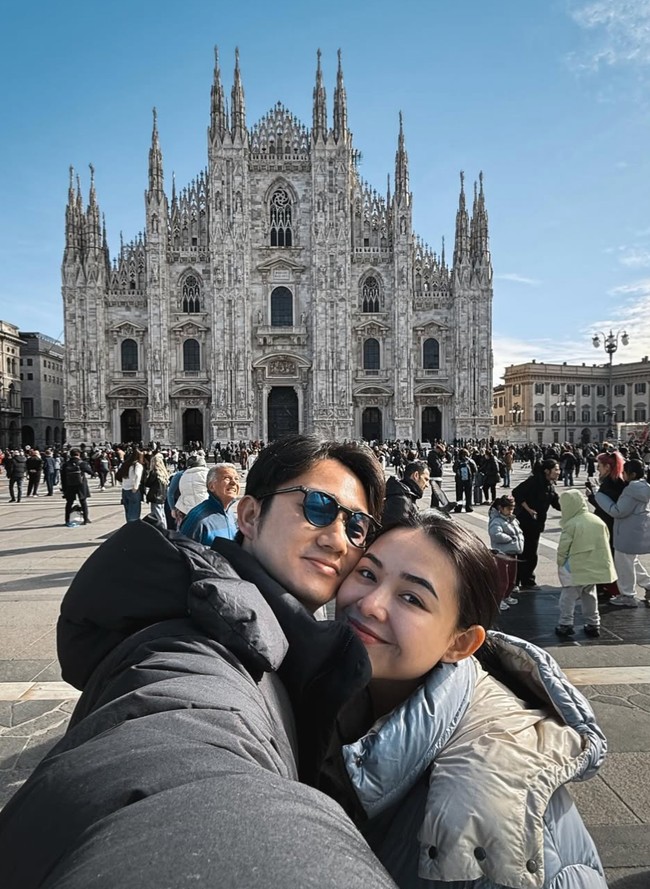 Sebagai pasangan yang belum lama menikah, Kenny dan Amanda terlihat makin mesra dan nempel. Kebahagiaan pun jelas terlihat di wajah keduanya. Foto: Instagram/@amandamanopo