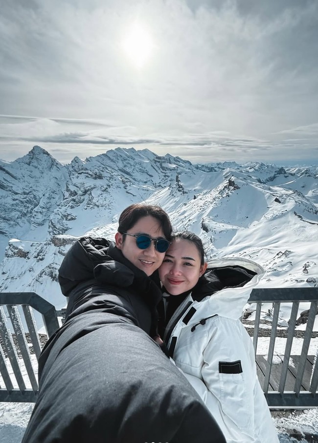 Selama baby moon, penampilan Amanda terlihat konsisten simpel. Ia hanya mengenakan riasan natural yang minimalis, seperti alis yang tergambar rapi dan lipstik warna merah kecoklatan. Foto: Instagram/@amandamanopo