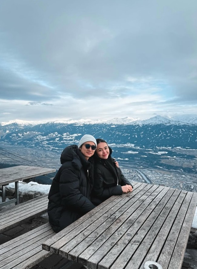 Rambut Amanda juga ditata sederhana namun tetap rapi dengan diikat ke belakang. Meski simpel namun penampilan wanita 26 tahun itu tetap terlihat memukau. Foto: Instagram/@amandamanopo