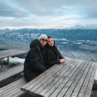 Rambut Amanda juga ditata sederhana namun tetap rapi dengan diikat ke belakang. Meski simpel namun penampilan wanita 26 tahun itu tetap terlihat memukau. Foto: Instagram/@amandamanopo