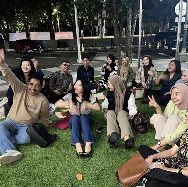 Gaul! Anang Hermansyah Kongkow Bareng Teman Kampus Bagi-bagi Lumiere