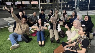 Gaul! Anang Hermansyah Kongkow Bareng Teman Kampus Bagi-bagi Lumiere