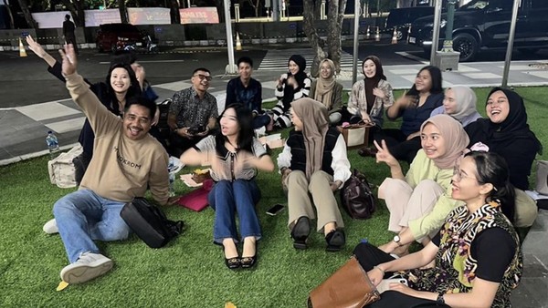 Gaul! Anang Hermansyah Kongkow Bareng Teman Kampus Bagi-bagi Lumiere