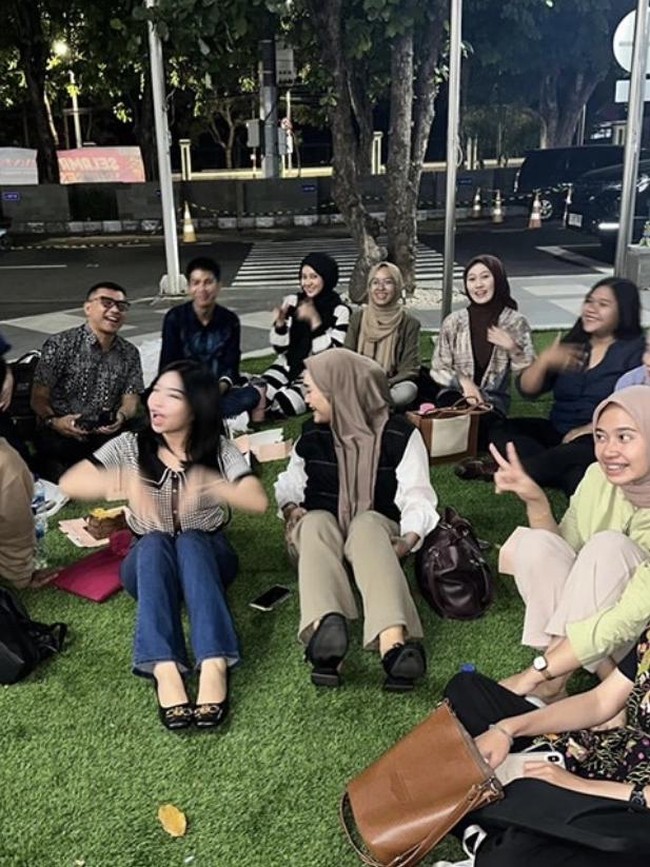 Gaul! Anang Hermansyah Kongkow Bareng Teman Kampus Bagi-bagi Lumiere