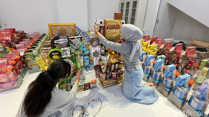 Anida Nisa dan Zahra saat menyusun hampers