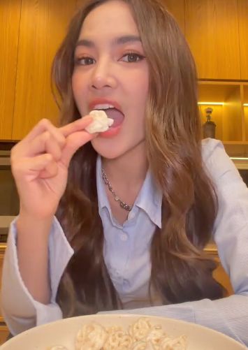 Anti Gagal! Mahalini Bagikan Tips 'Goreng' Kerupuk Pakai Microwave