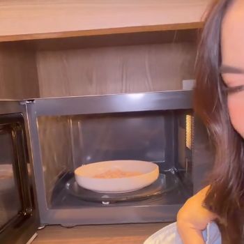 Anti Gagal! Mahalini Bagikan Tips 'Goreng' Kerupuk Pakai Microwave