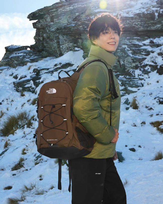 Park Bo Gum tak kalah eksis dan diketahui membintangi 11 iklan. Bintang drama Korea When Life Gives You Tangerines itu menjadi wajah untuk The North Face, Ace Bed, begitu pula Dyson. Foto: dok. X
