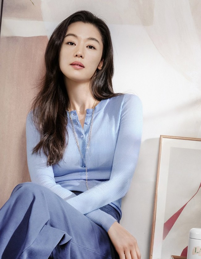 Jun Ji Hyun termasuk aktris senior Korea Selatan yang masis eksis hingga sekarang. Buktinya ia membintangi sebanyak 9 iklan termasuk La Mer, Top Ten, dan Samsung Bespoke AI. Foto: dok. X