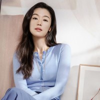 Jun Ji Hyun termasuk aktris senior Korea Selatan yang masis eksis hingga sekarang. Buktinya ia membintangi sebanyak 9 iklan termasuk La Mer, Top Ten, dan Samsung Bespoke AI. Foto: dok. X