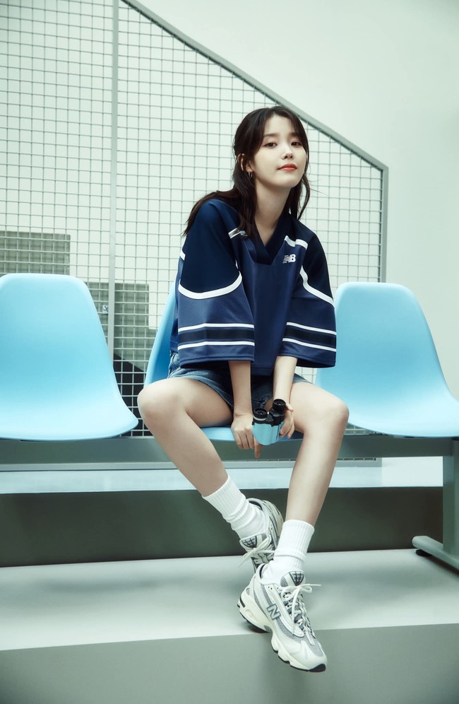 Seperti lawan mainnya Park Bo Gum, IU tercatat punya 11 iklan dan tawaran kerja sama brand. Ia dilirik oleh New Balance, Puradak Chicken, Chamisul, sampai Ricola. Foto: dok. X