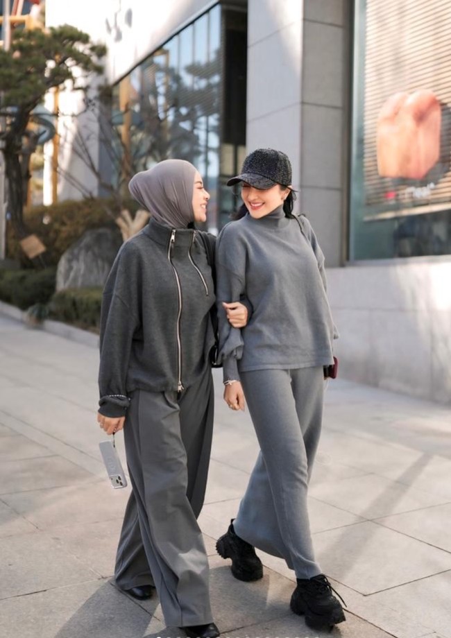 Ashanty membagikan foto-foto kebersamaannya dengan Aurel saat liburan bareng ke Korea. Pasangan ibu dan anak itu tampil kompak dalam balutan busana senada. Foto: Instagram/@ashanty_ash