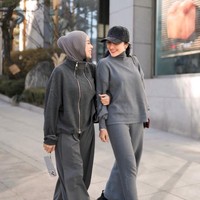 Ashanty membagikan foto-foto kebersamaannya dengan Aurel saat liburan bareng ke Korea. Pasangan ibu dan anak itu tampil kompak dalam balutan busana senada. Foto: Instagram/@ashanty_ash