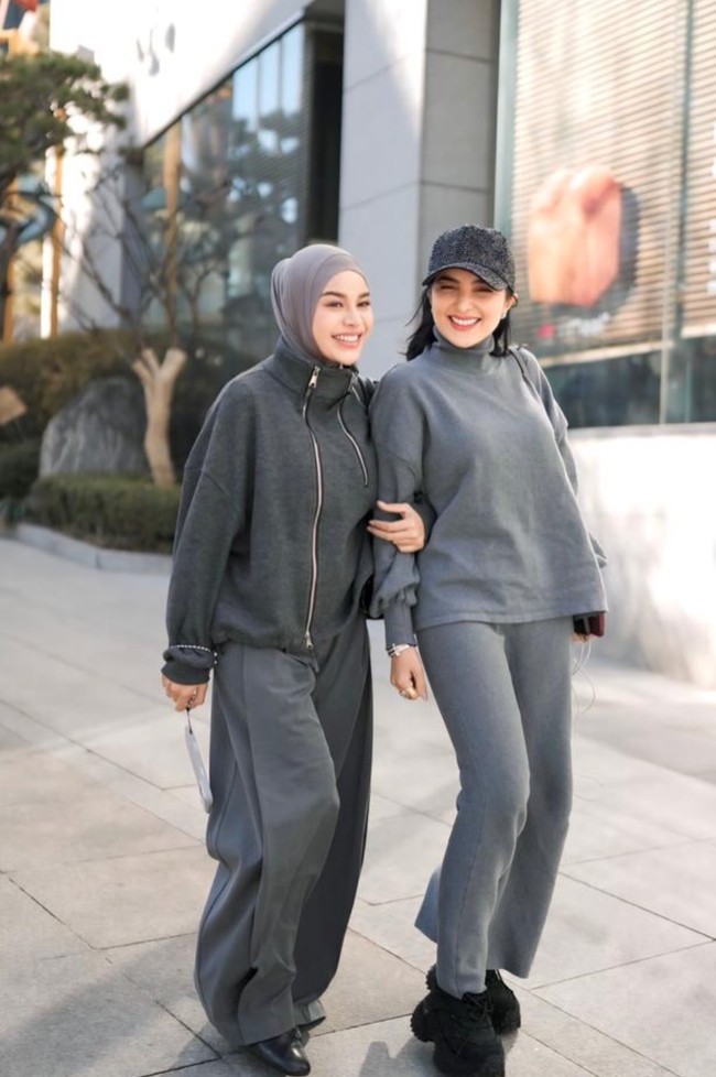 Bergaya couple dengan busana longgar berwarna abu-abu, Ashanty dan Aurel tampil bak bestie. Keduanya tampak begitu akrab seperti layaknya teman seumuran. Foto: Instagram/@ashanty_ash