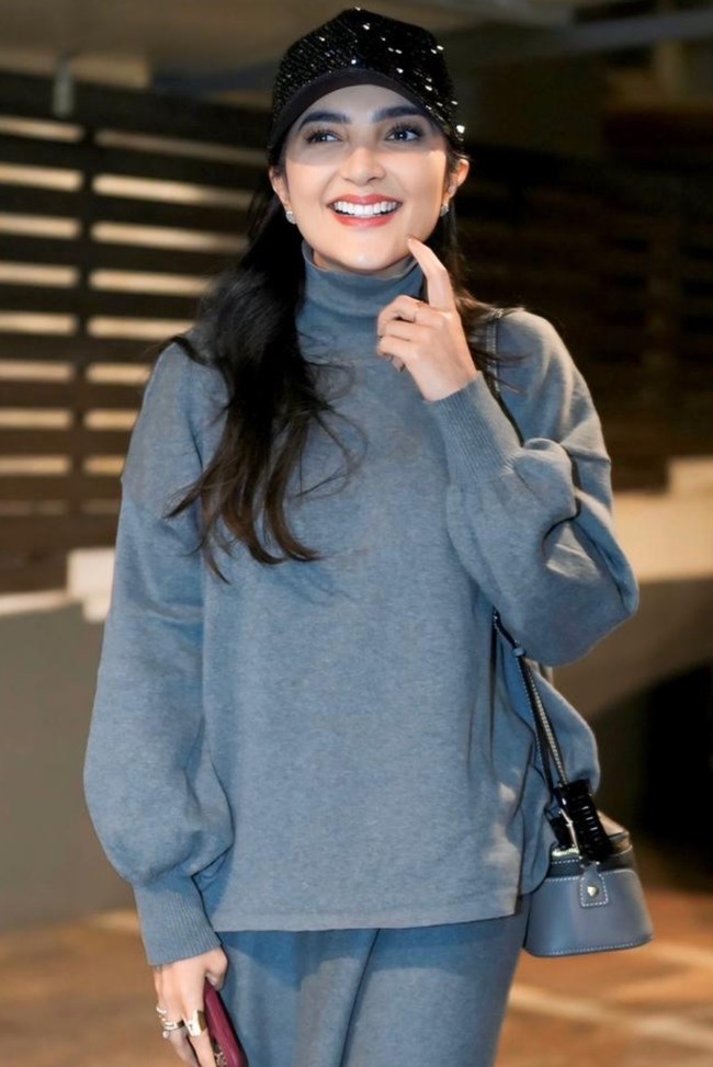 Ashanty tampil dengan atasan lengan panjang turtle neck dipadukan dengan celana panjang longgar dengan bahan senada. Ia melengkapi penampilannya dengan topi hitam. Foto: Instagram/@ashanty_ash