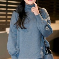 Ashanty tampil dengan atasan lengan panjang turtle neck dipadukan dengan celana panjang longgar dengan bahan senada. Ia melengkapi penampilannya dengan topi hitam. Foto: Instagram/@ashanty_ash