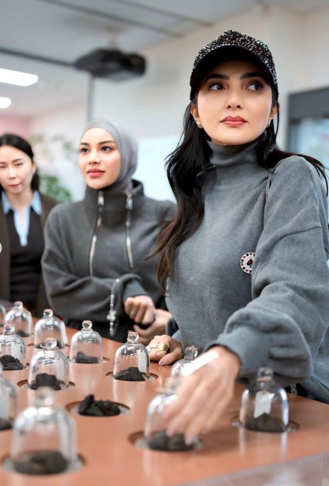 Busana yang dikenakan Aurel juga terlihat mirip dengan yang dikenakan sang bunda, hanya saja berwarna sedikit lebih gelap. Busana yang dikenakan Aurel juga dihiasi dengan 2 buah zipper yang memanjang dari leher. Foto: Instagram/@ashanty_ash