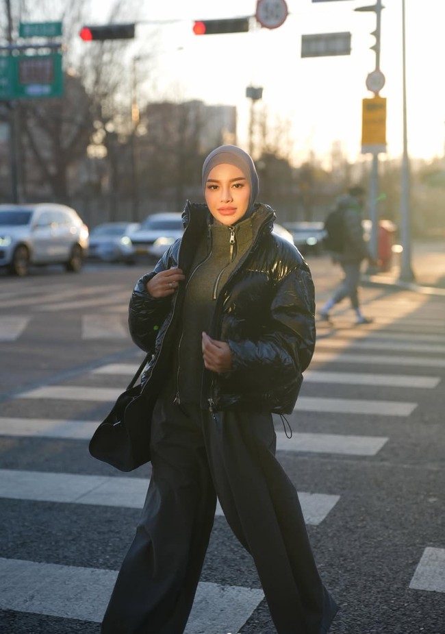 Di beberapa foto terlihat Aurel menambahkan jaket puffer hitam yang membuat penampilannya makin stylish. Penampilannya juga terlihat tetap santun dengan hijab senada yang membungkus kepalanya. Foto: Instagram/@aurelie.hermansyah