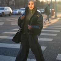 Di beberapa foto terlihat Aurel menambahkan jaket puffer hitam yang membuat penampilannya makin stylish. Penampilannya juga terlihat tetap santun dengan hijab senada yang membungkus kepalanya. Foto: Instagram/@aurelie.hermansyah