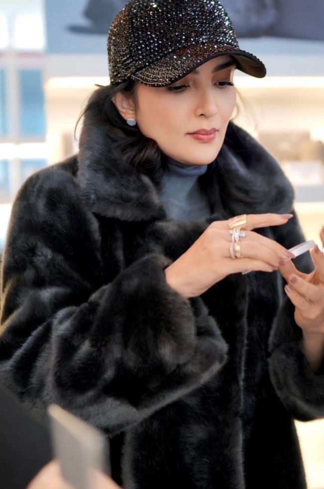 Konsisten bergaya kompak, Ashanty juga tampak menambahkan jaket berwarna hitam. Hanya saja wanita 42 tahun itu memilih jaket bulu yang membuat penampilannya tetap elegan. Foto: Instagram/@ashanty_ash