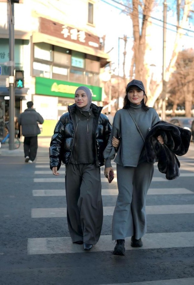 Meski memiliki jarak usia 15 tahun namun pasangan ibu dan anak satu ini memang selalu terlihat kompak. Kedekatan keduanya pun kerap banjir pujian. Foto: Instagram/@ashanty_ash