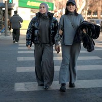 Meski memiliki jarak usia 15 tahun namun pasangan ibu dan anak satu ini memang selalu terlihat kompak. Kedekatan keduanya pun kerap banjir pujian. Foto: Instagram/@ashanty_ash