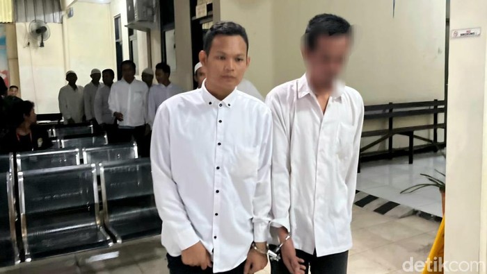 Bagus Aji (kiri) saat hendak menjalani sidang di Pengadilan Negeri Ponorogo.