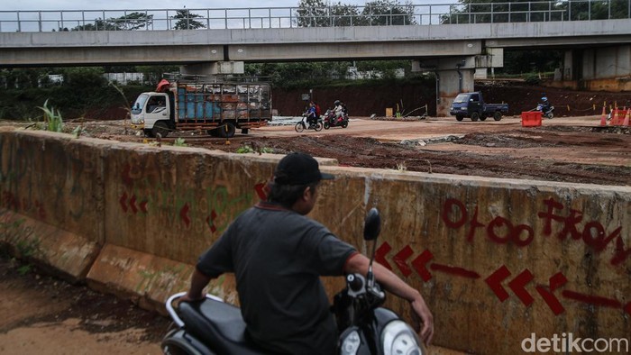 Warga beraktivitas di sekitar pengerjaan Tol Jakarta - Cikampek (Japek) II Selatan di Kabupaten Bekasi, Kamis (5/3/2026). Jalan Tol Jakarta–Cikampek (Japek) II Selatan akan difungsikan secara sementara saat arus balik mudik Lebaran 2026. Ruas tol ini rencananya dapat dilintasi pemudik tanpa tarif sebagai langkah untuk membantu mengurai kepadatan kendaraan menuju Jakarta.