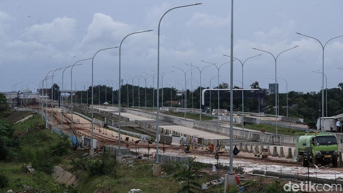 Warga beraktivitas di sekitar pengerjaan Tol Jakarta - Cikampek (Japek) II Selatan di Kabupaten Bekasi, Kamis (5/3/2026). Jalan Tol Jakarta–Cikampek (Japek) II Selatan akan difungsikan secara sementara saat arus balik mudik Lebaran 2026. Ruas tol ini rencananya dapat dilintasi pemudik tanpa tarif sebagai langkah untuk membantu mengurai kepadatan kendaraan menuju Jakarta.