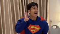 Sampai-sampai... Betrand Peto mulai memakai kostum untuk membangunkan Ruben Onsu. Dilihat dari laman Instagram Ruben Onsu, Kamis (5/3/2026), Betrand memakai kostum Superman. Foto: Instagram @ruben_onsu