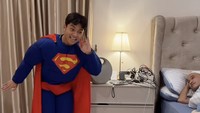 Ruben Onsu yang terbangun hanya terdiam melihat aksi Betrand Peto. Foto: Instagram @ruben_onsu