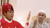 Ruben Onsu yang baru saja melek, langsung mengikuti gerakan Betrand Peto. Jadi kemarin itu aku tuh biasanya bangunin ayah sahur gak aku pakein video karakter-karakter gitu. Banyak yang take Nyo coba deh pakai karakter. Habis itu aku posting Coba nyo bikin yang lain aku bilang ke tim coba deh pesenin kostum-kostum, tutur Betrand Peto. Foto: Instagram @ruben_onsu