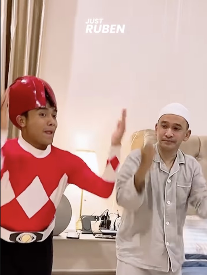 Betrand Peto sampai membuat kostum untuk membangunkan Ruben Onsu sahur.