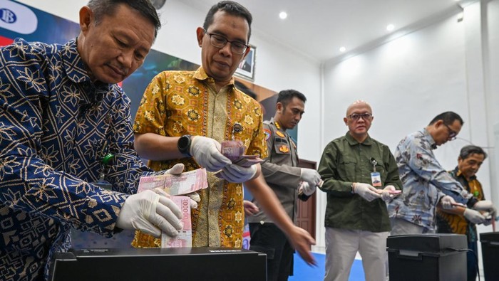 Petugas memasukkan sisa uang rupiah tidak asli yang telah dicacah ke dalam kantongan plastik pada pemusnahan fisik uang rupiah tidak asli di Palu, Sulawesi Tengah, Kamis (5/3/2026). Bank Indoneisa (BI) Perwakilan Sulteng memusnahkan sekitar 5.000 lembar fisik uang rupiah tidak asli yang mencakup periode 2014-2025, baik yang diterima oleh BI sendiri maupun dari laporan hasil pengungkapan dari kepolisian. ANTARA FOTO/Basri Marzuki