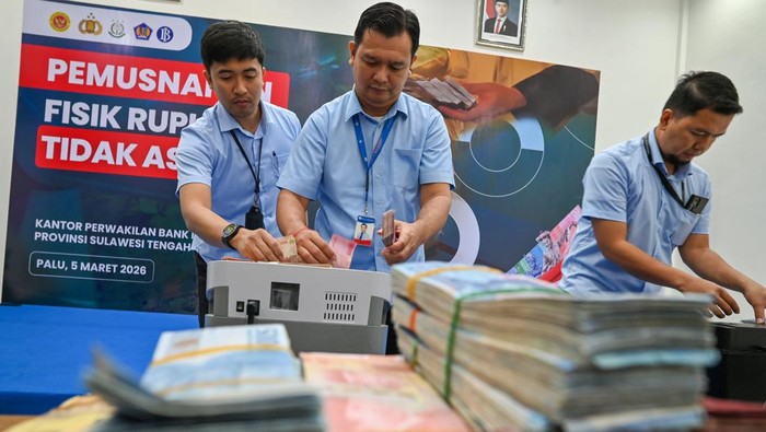 Petugas memasukkan sisa uang rupiah tidak asli yang telah dicacah ke dalam kantongan plastik pada pemusnahan fisik uang rupiah tidak asli di Palu, Sulawesi Tengah, Kamis (5/3/2026). Bank Indoneisa (BI) Perwakilan Sulteng memusnahkan sekitar 5.000 lembar fisik uang rupiah tidak asli yang mencakup periode 2014-2025, baik yang diterima oleh BI sendiri maupun dari laporan hasil pengungkapan dari kepolisian. ANTARA FOTO/Basri Marzuki