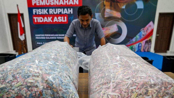 Petugas memasukkan sisa uang rupiah tidak asli yang telah dicacah ke dalam kantongan plastik pada pemusnahan fisik uang rupiah tidak asli di Palu, Sulawesi Tengah, Kamis (5/3/2026). Bank Indoneisa (BI) Perwakilan Sulteng memusnahkan sekitar 5.000 lembar fisik uang rupiah tidak asli yang mencakup periode 2014-2025, baik yang diterima oleh BI sendiri maupun dari laporan hasil pengungkapan dari kepolisian. ANTARA FOTO/Basri Marzuki