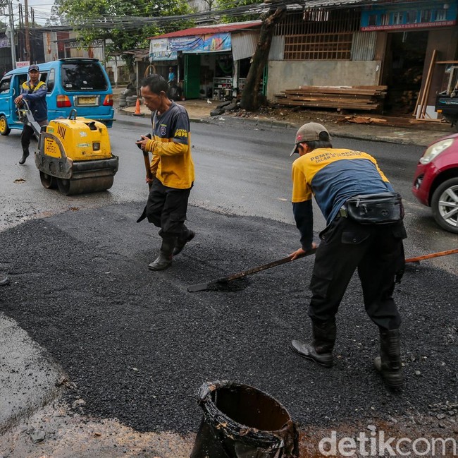 Bikin Pemotor Jatuh, Jalan Rusak di Bojongsari Depok Diperbaiki