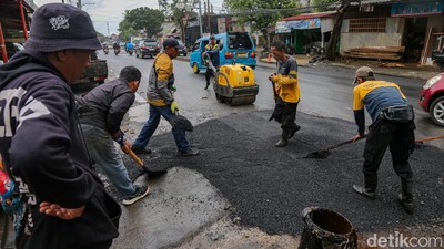 Bikin Pemotor Jatuh, Jalan Rusak di Bojongsari Depok Diperbaiki